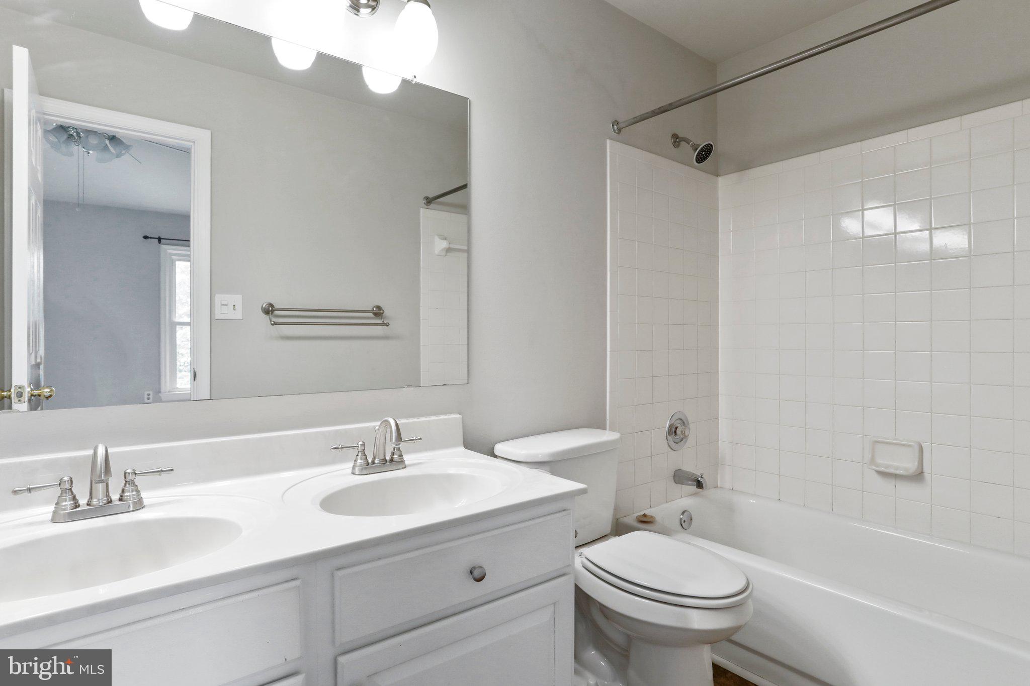 LAKE ANITA LOUISE - Residential