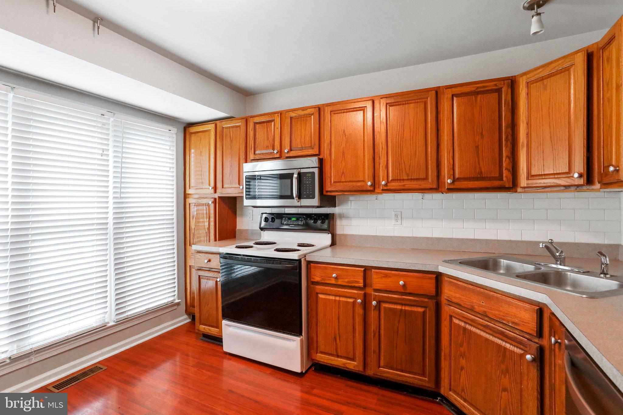 LAKE ANITA LOUISE - Residential