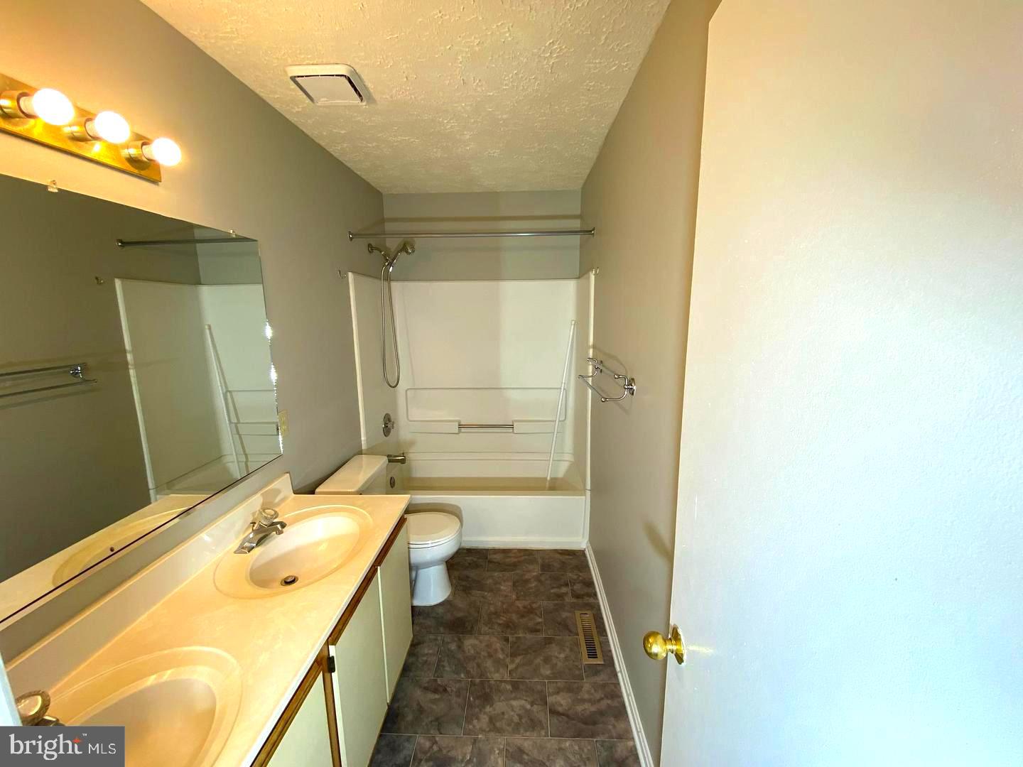 COLUMBIA COMMONS - Residential Lease