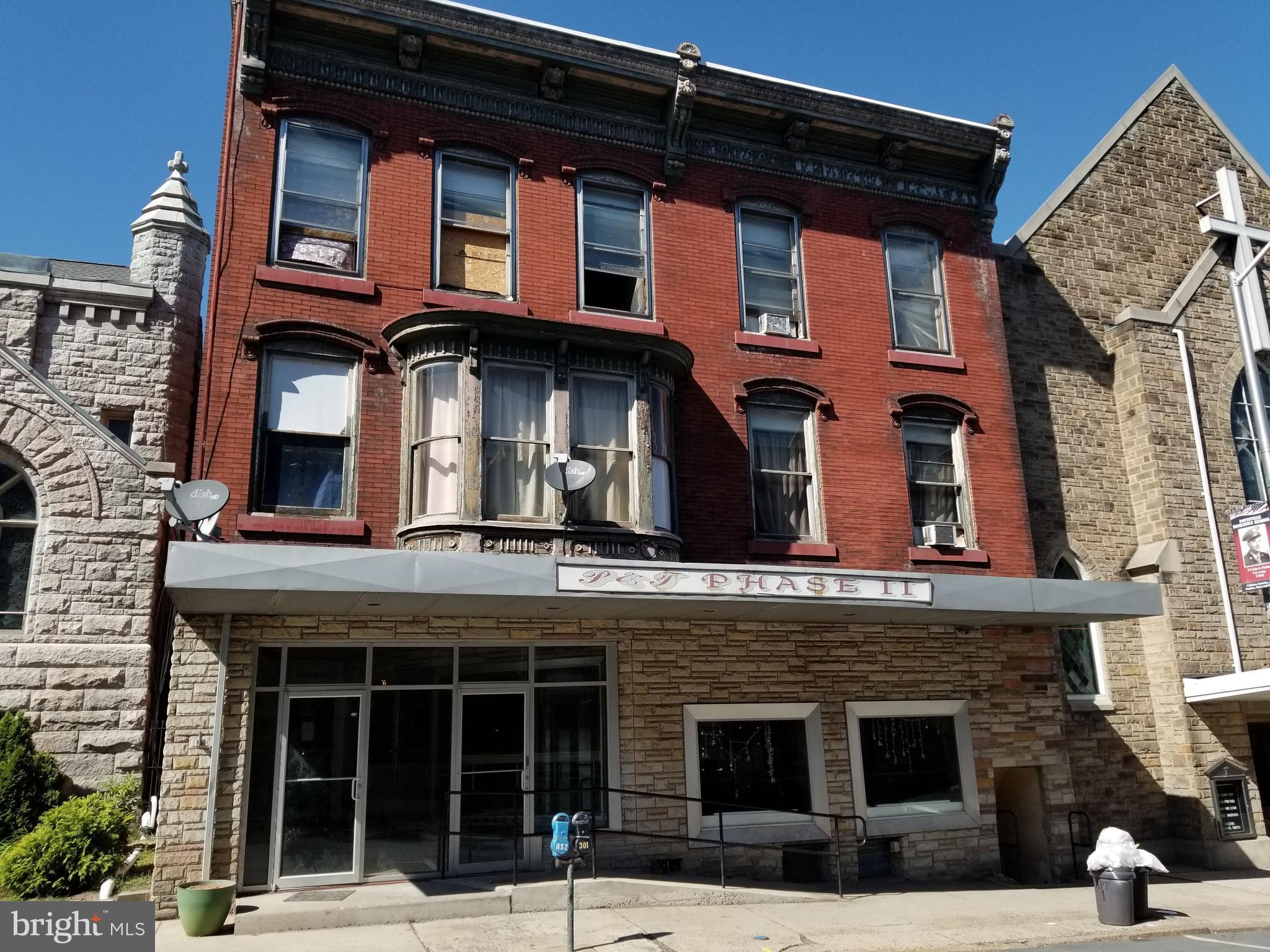 Newly renovated 3 bedroom 1 bath in historic downtown Pottsville. City is redeveloping the block. building is under new ownership and management. Lots of good happening. Don't miss this opportunity. all new paint, floors, kitchen, and appliances