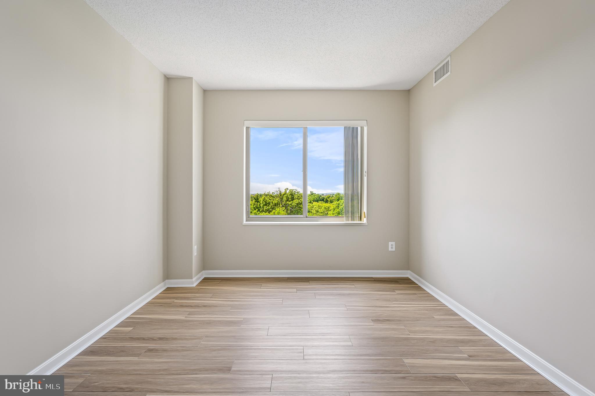 LANSDOWNE WOODS - Residential