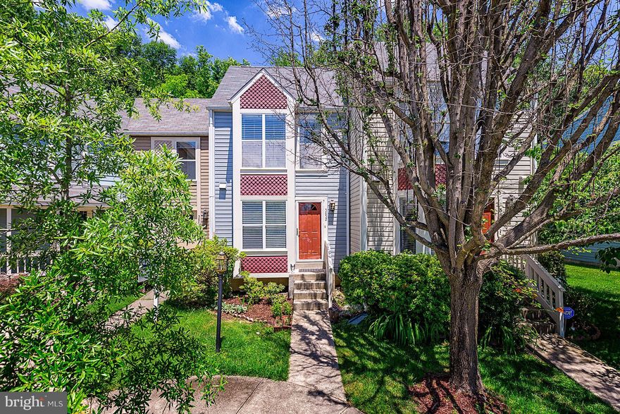 Located in the heart of Kingstowne.  Convenience location within minutes to Ft. Belvoir, Springfield metro station, and 95/495. New roof and siding.