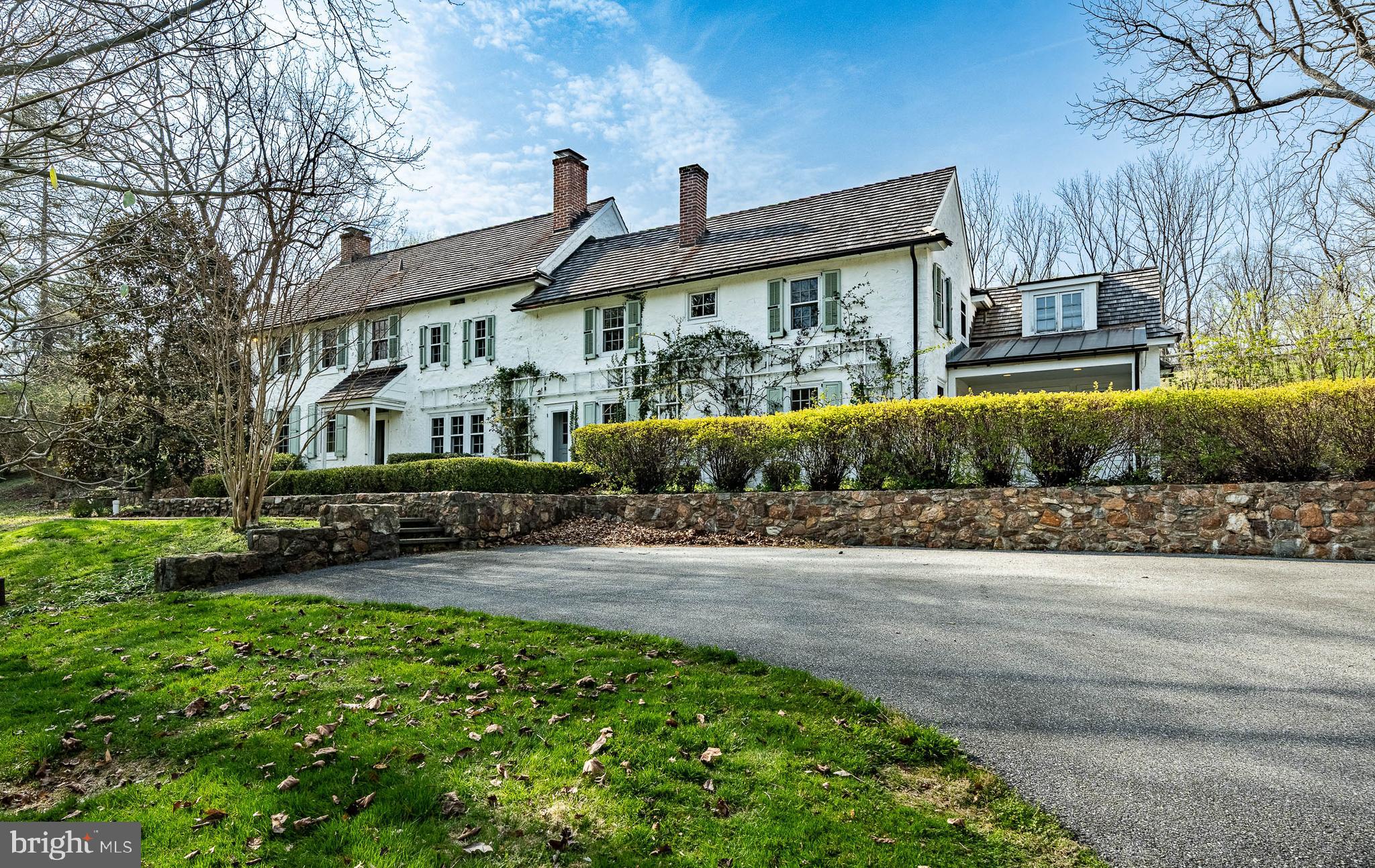 401 W LOCUST LANE