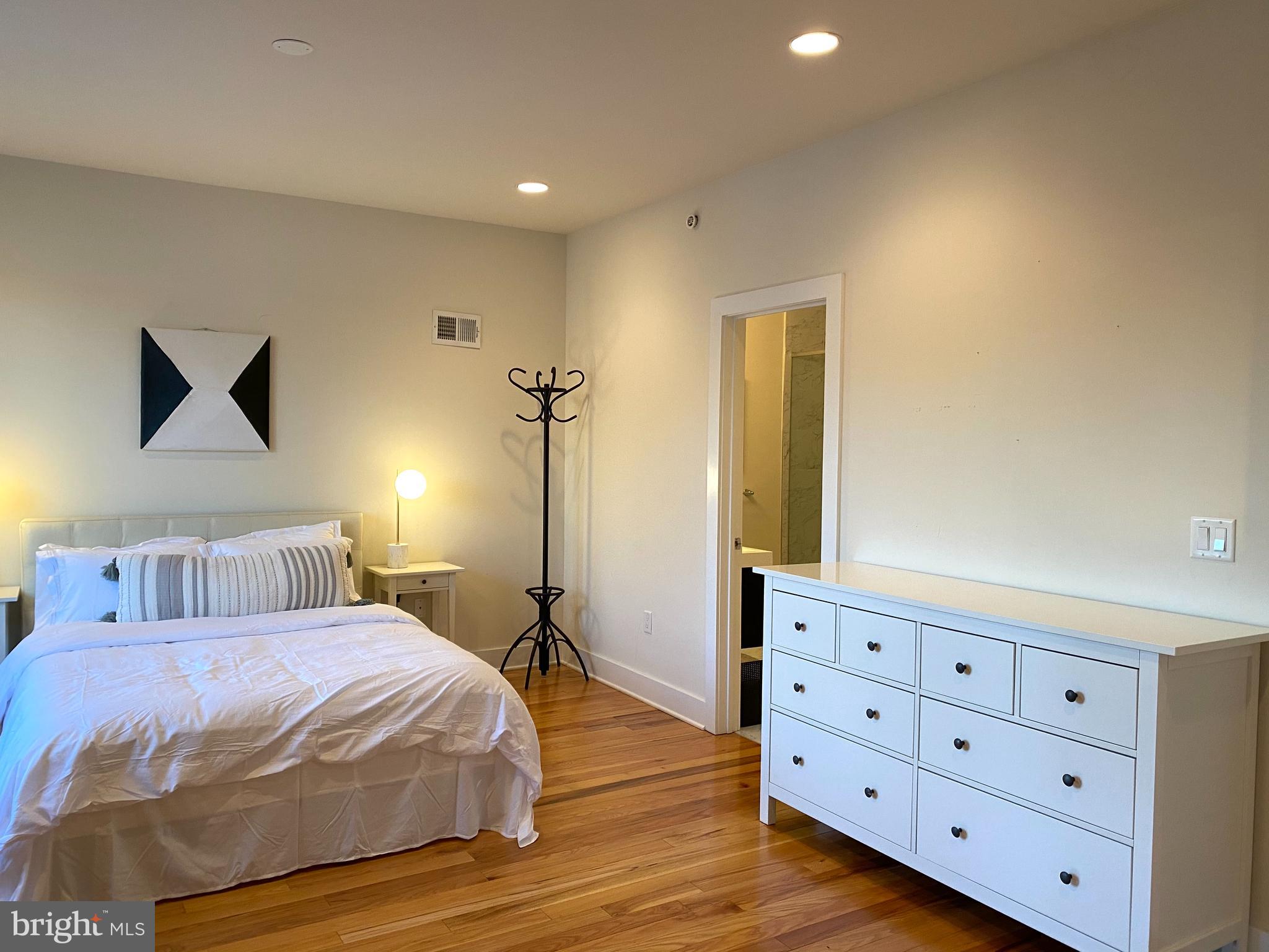 EAST FALLS - Residential Lease