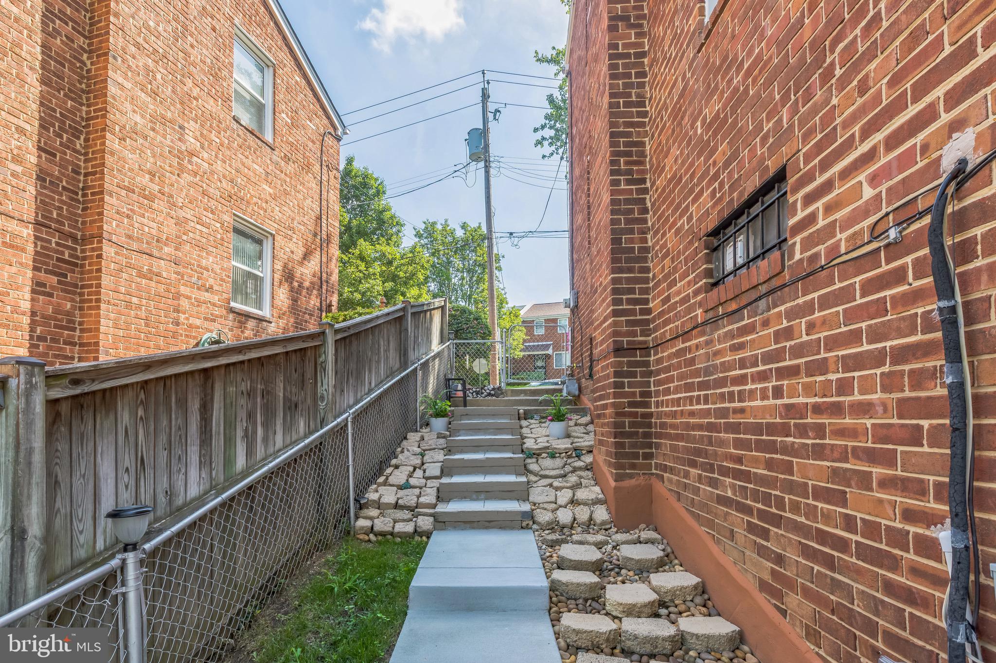 707 HILLTOP TERRACE SE