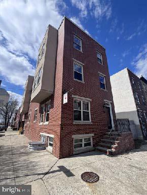 1800 North 18th Street is an updated four-bedroom/four-bath property located about four blocks from North Broad Street and pedestrian to Temple University. The property features modern kitchens and baths with wood and tile floors, carpeted bedrooms, and ample closet space. The dine-in kitchen has full-size stainless steel appliances and plenty of cabinet space for storage. Residents have access to the Broad Street Subway (Cecil B. Moore Station), regional rail (Temple Station), and numerous bus and trolley routes.