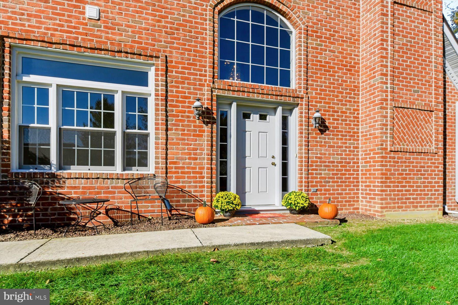 2833 OAKWOOD DRIVE
