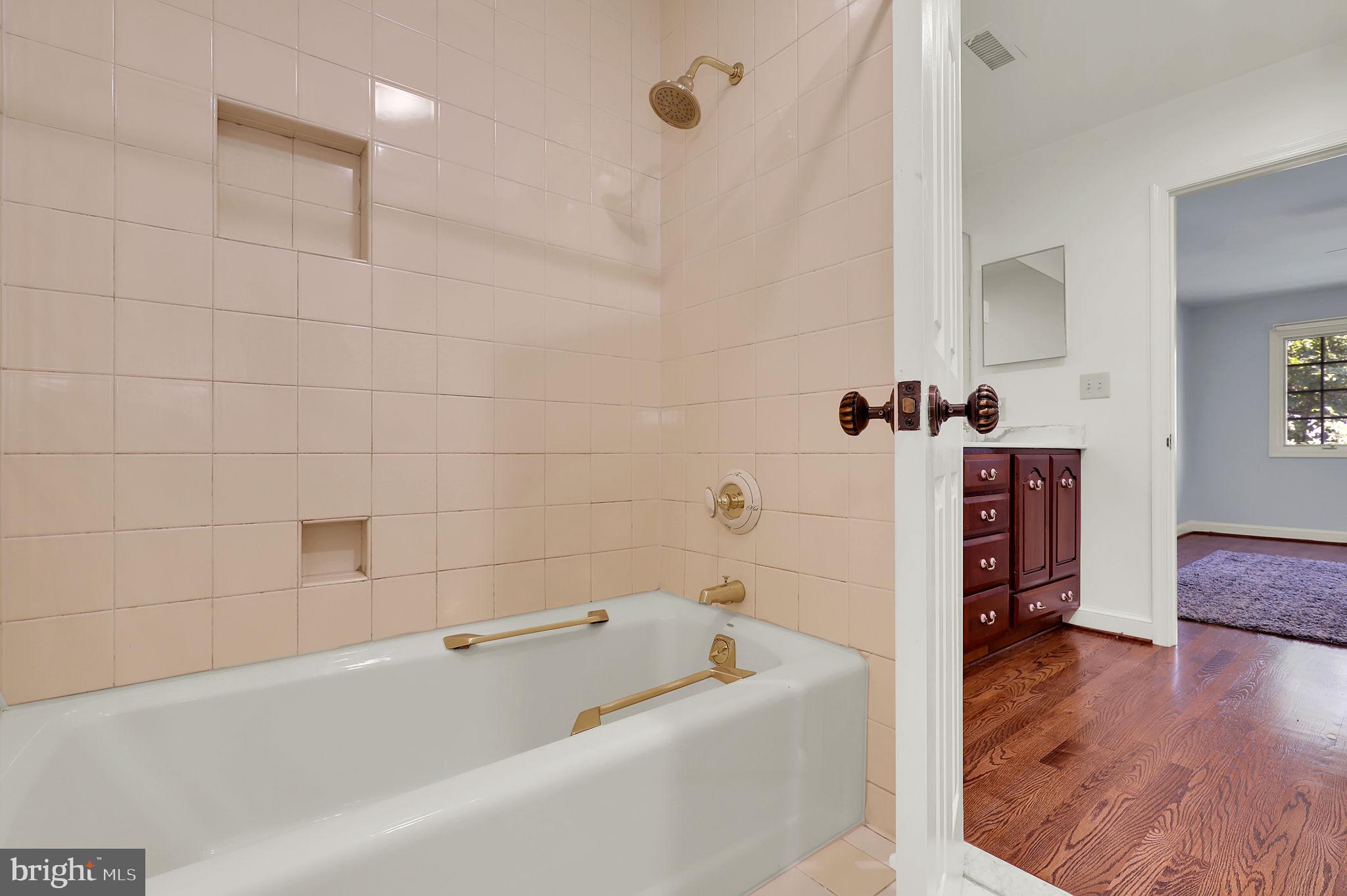 LUXMANOR - Residential