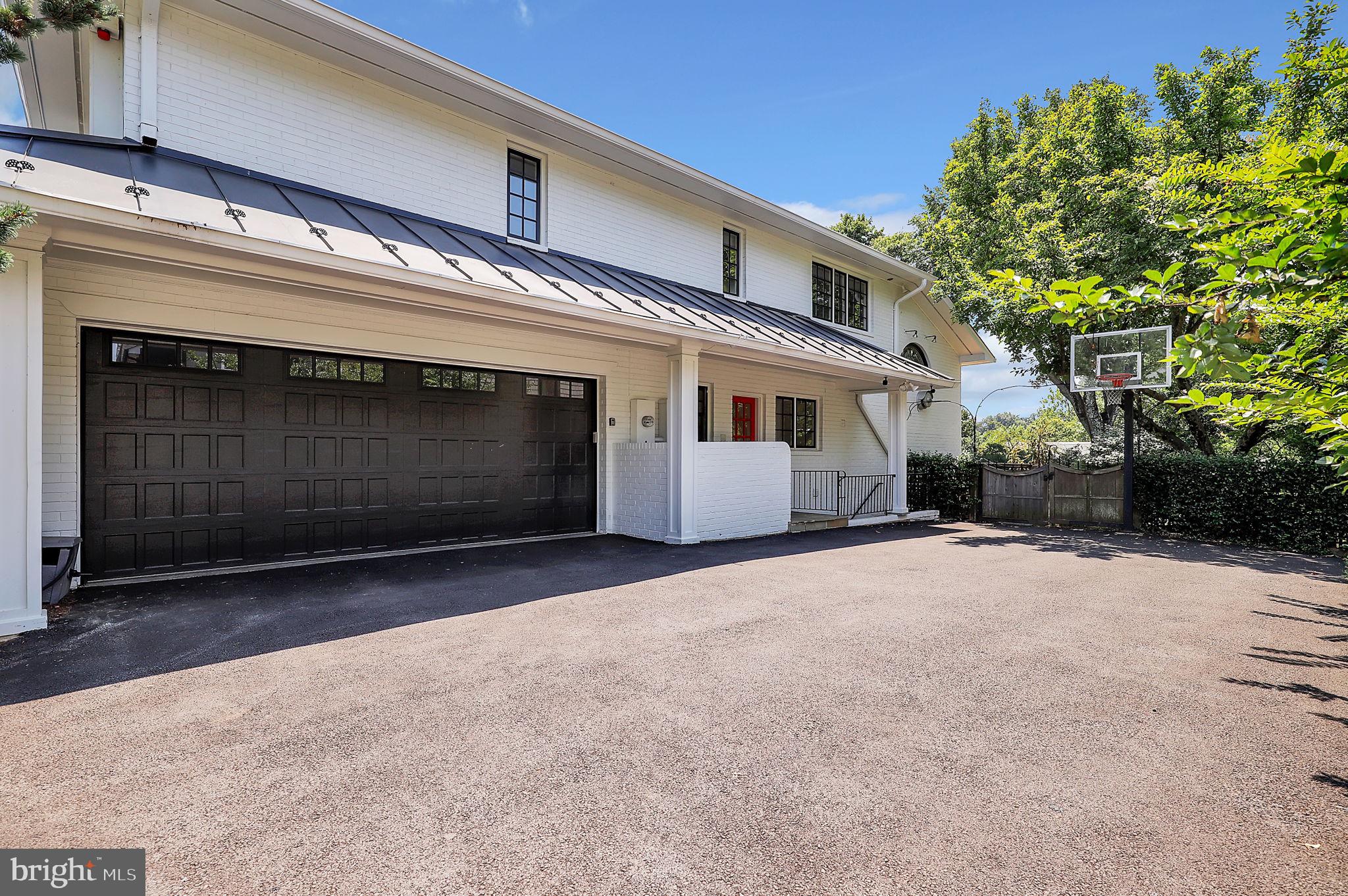 LUXMANOR - Residential