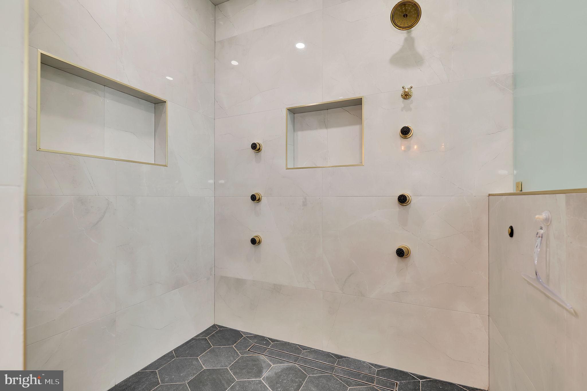 LUXMANOR - Residential