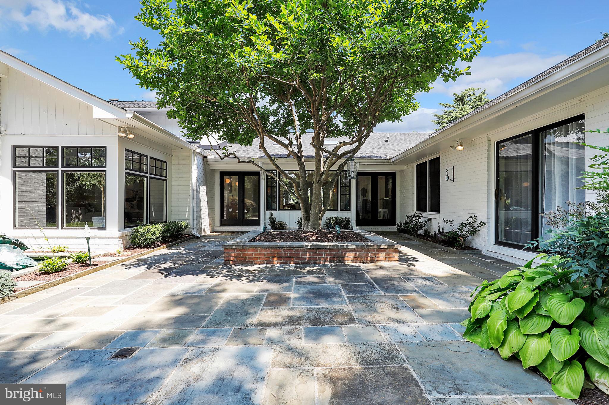 LUXMANOR - Residential