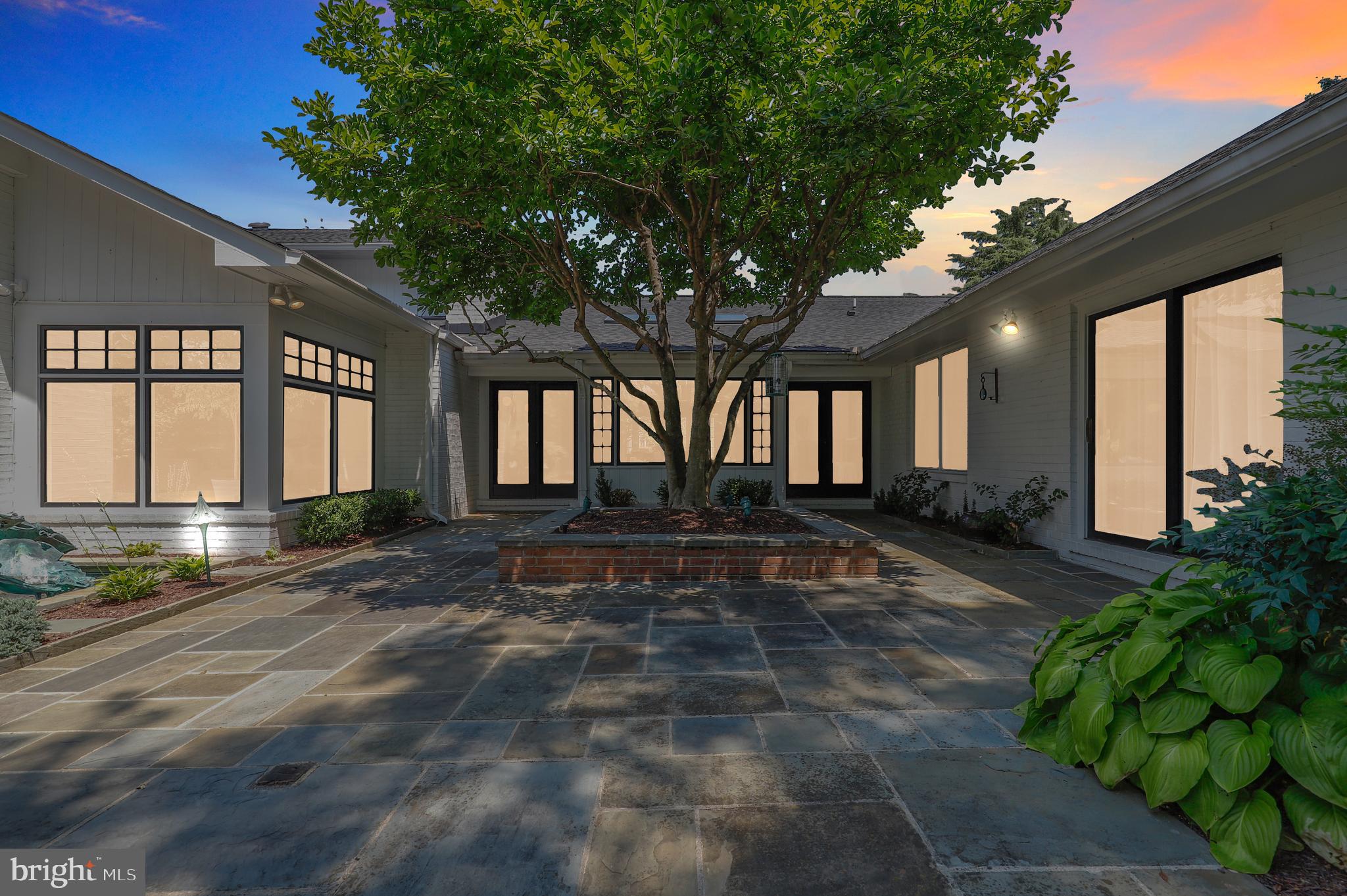 LUXMANOR - Residential