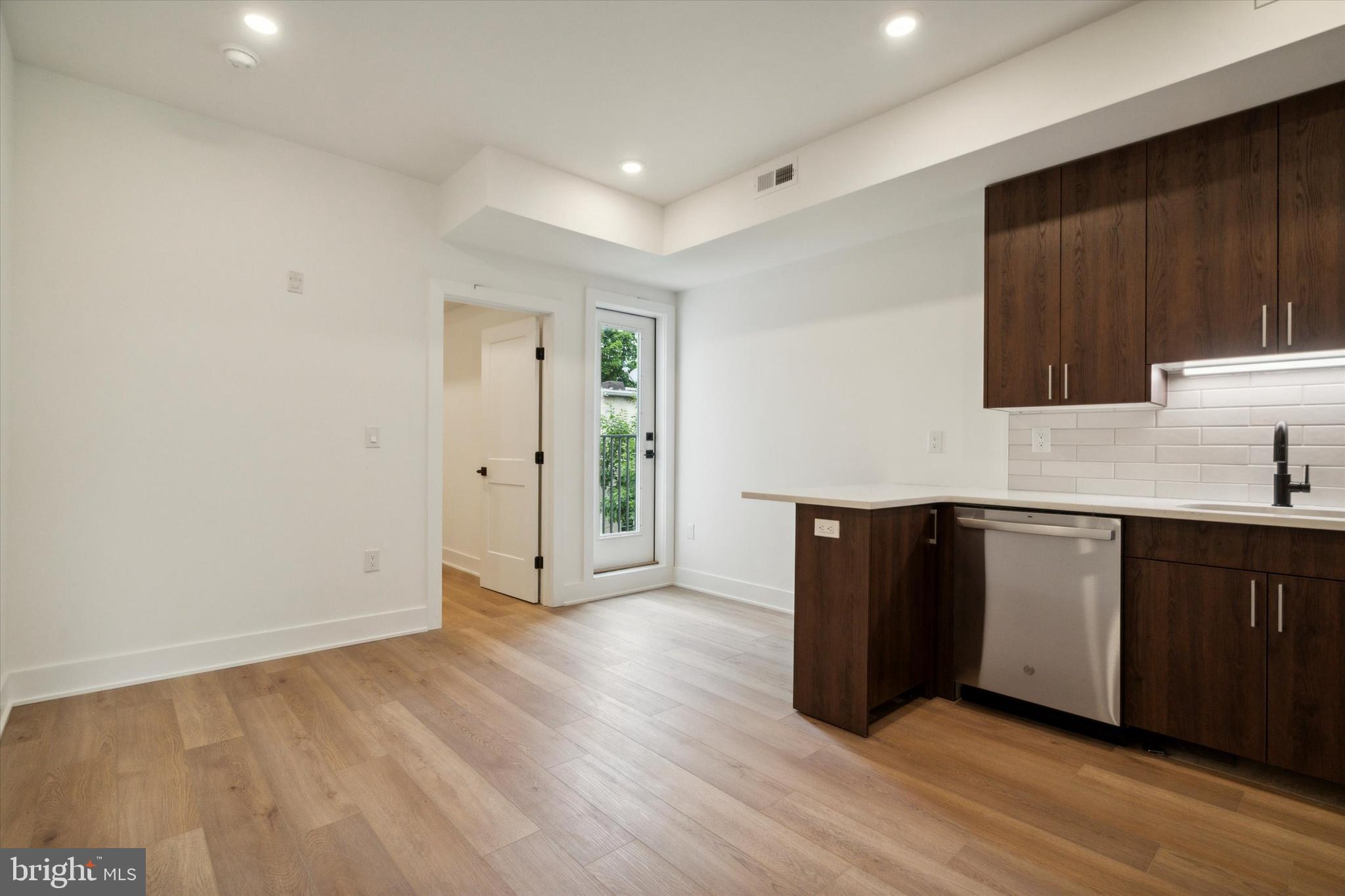OLDE KENSINGTON - Residential Lease