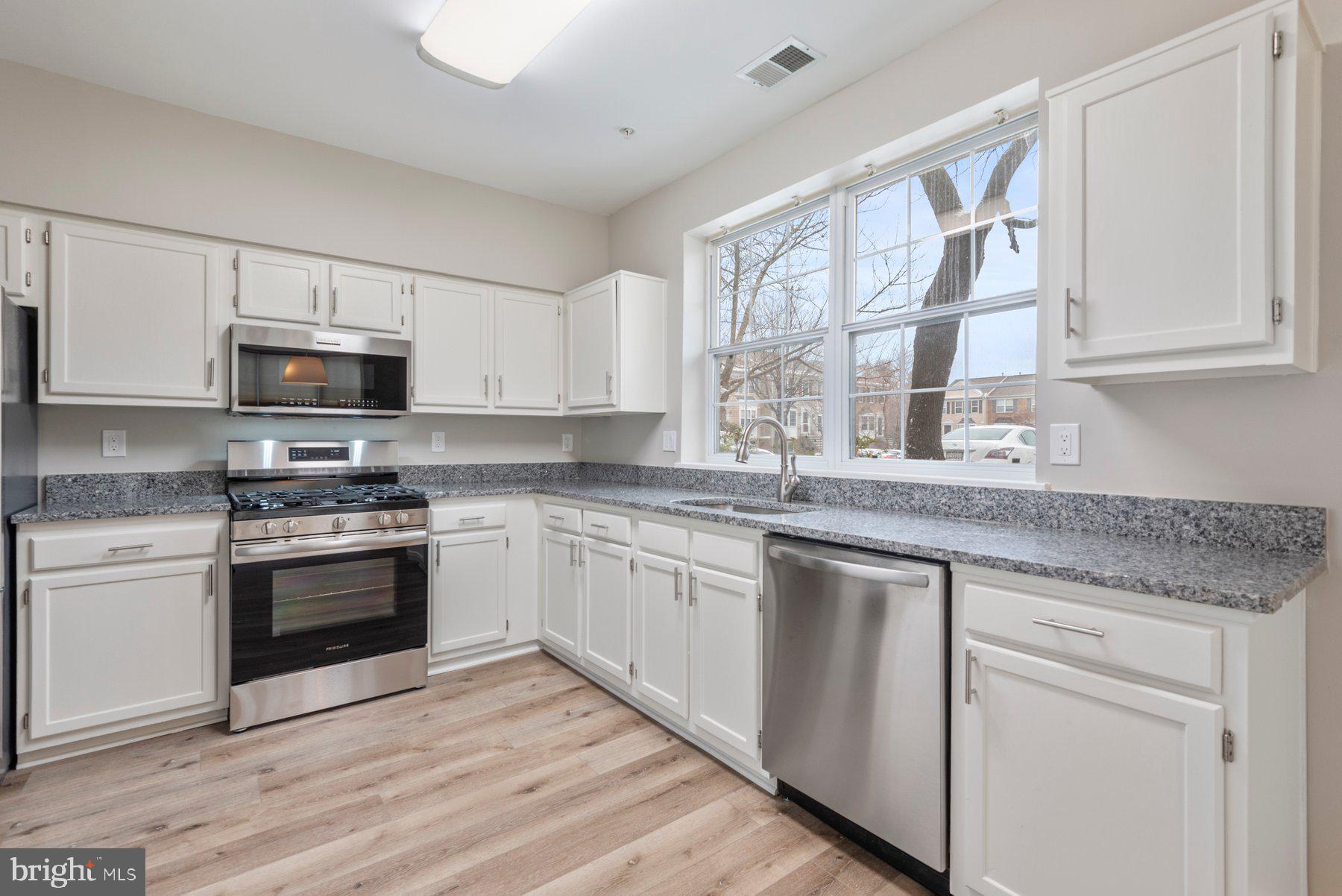 STONEHAVEN MEWS IN CROFTON VILLAGE - Residential