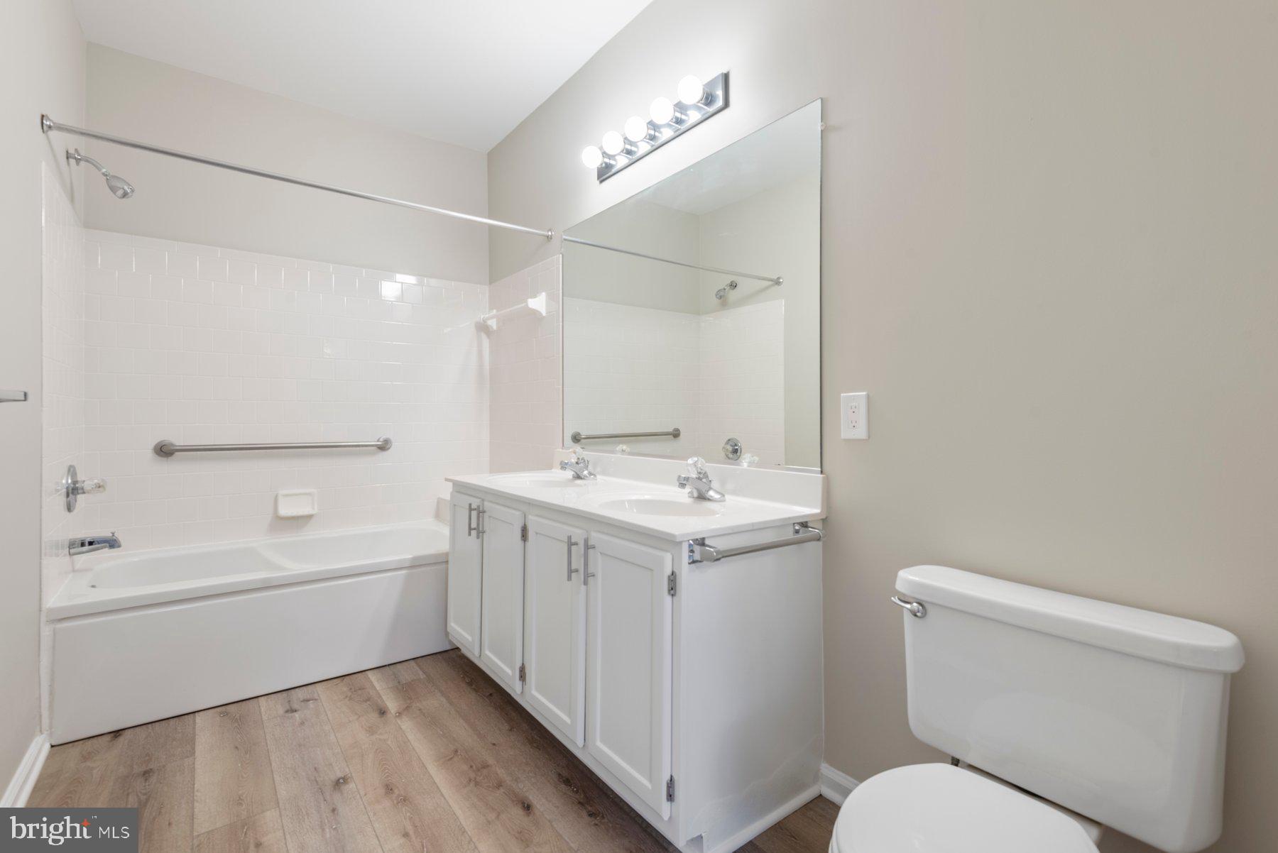 STONEHAVEN MEWS IN CROFTON VILLAGE - Residential