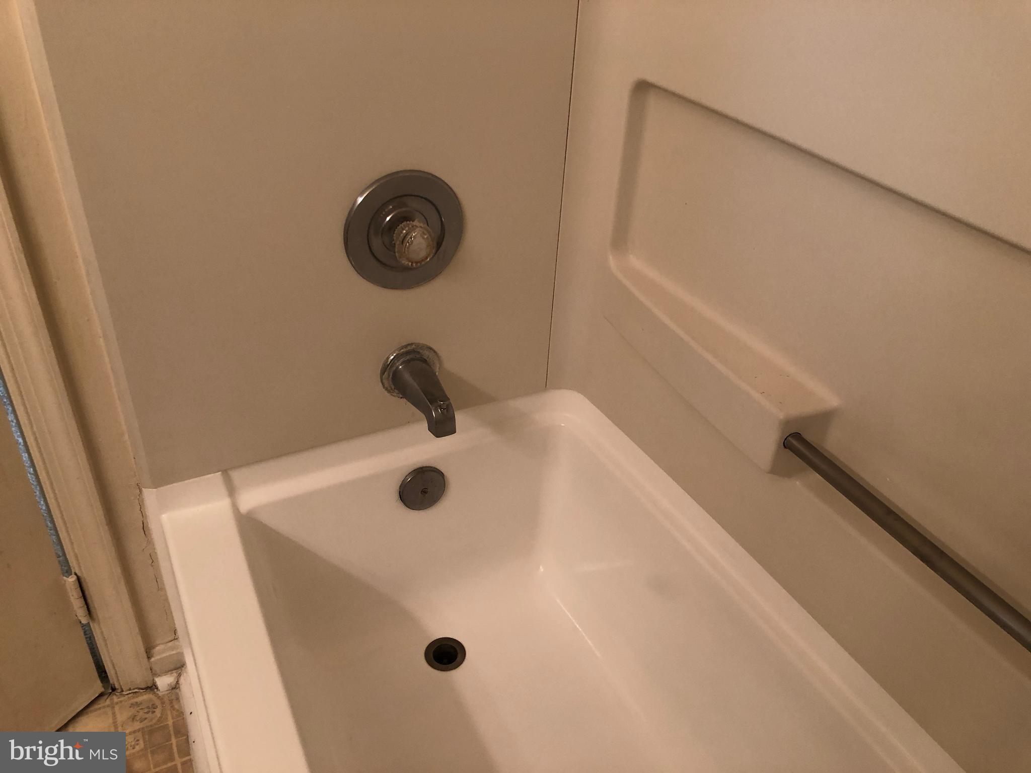 COLUMBIA COMMONS - Residential Lease