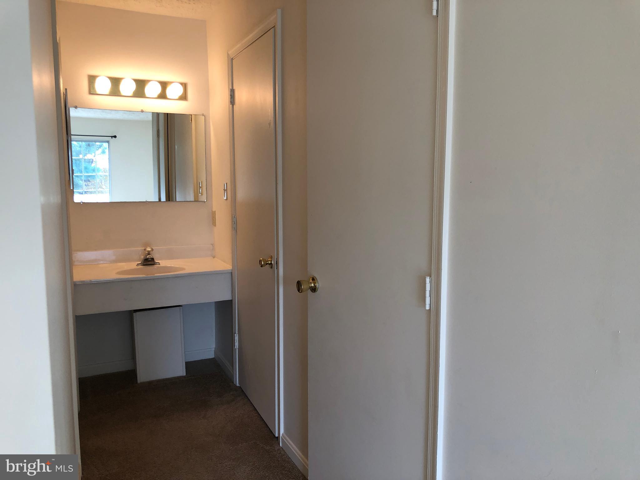 COLUMBIA COMMONS - Residential Lease