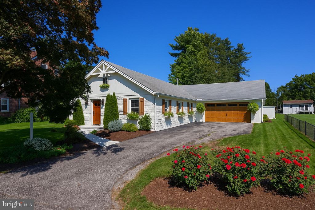 Photo of 137 Maple Lane, LANCASTER, PA 17601 (MLS # PALA2072234)