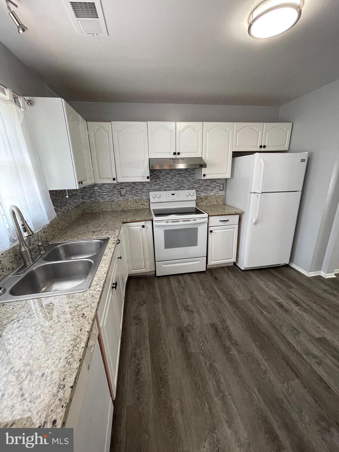 2279 PRINCE OF WALES COURT
