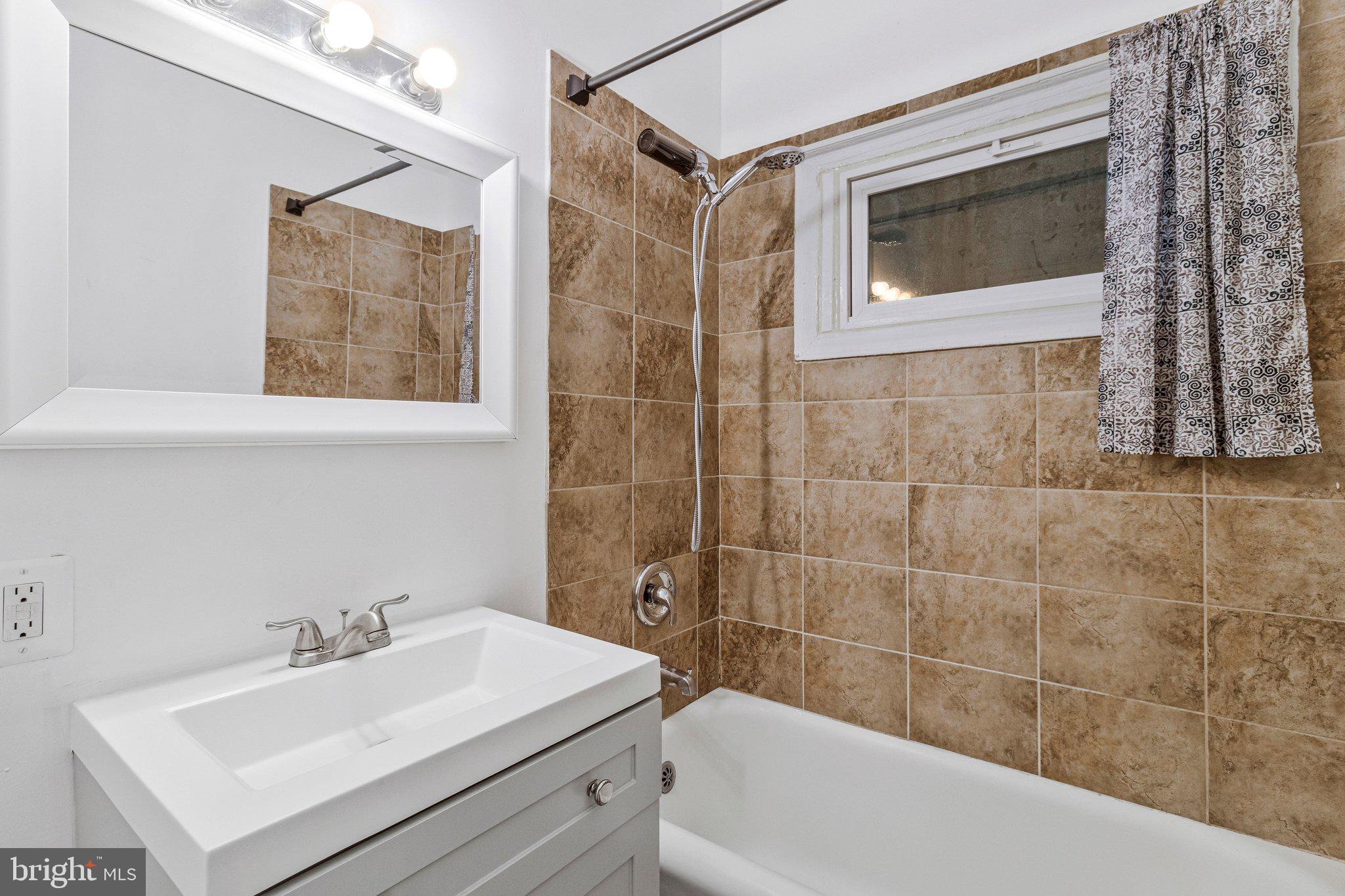 1111 QUEEN STREET NE 3