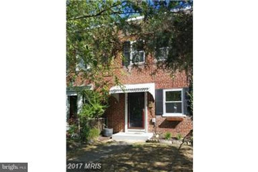 Del Ray townhouse! Great location! 2 bedrooms, 1 full bath, 3 levels with fenced front and back yards. beautifully refinished hardwood floors and freshly painted. Partially finished basement, great for rec room or home office. Walk to "The Avenue" and all Del Ray has to offer. Walk to Braddock metro. Minutes drive to National Airport.