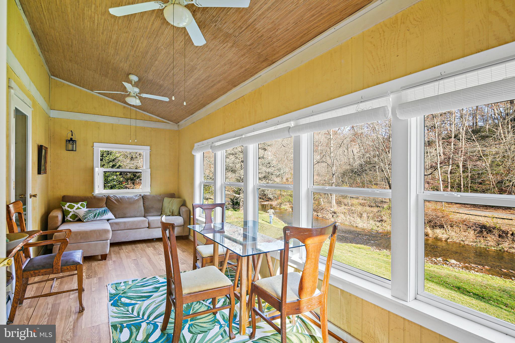 WHITE HALL - Residential