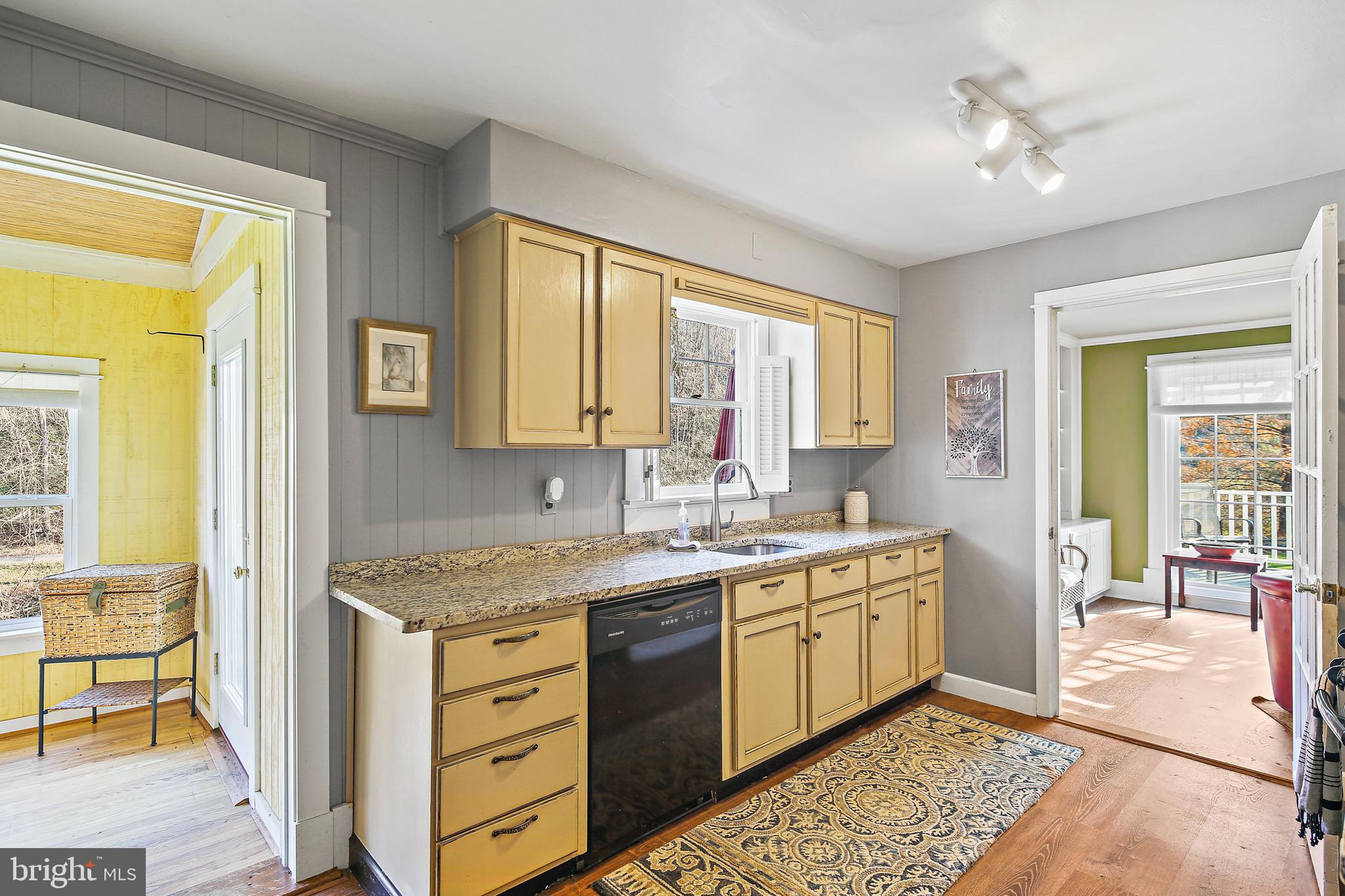 WHITE HALL - Residential