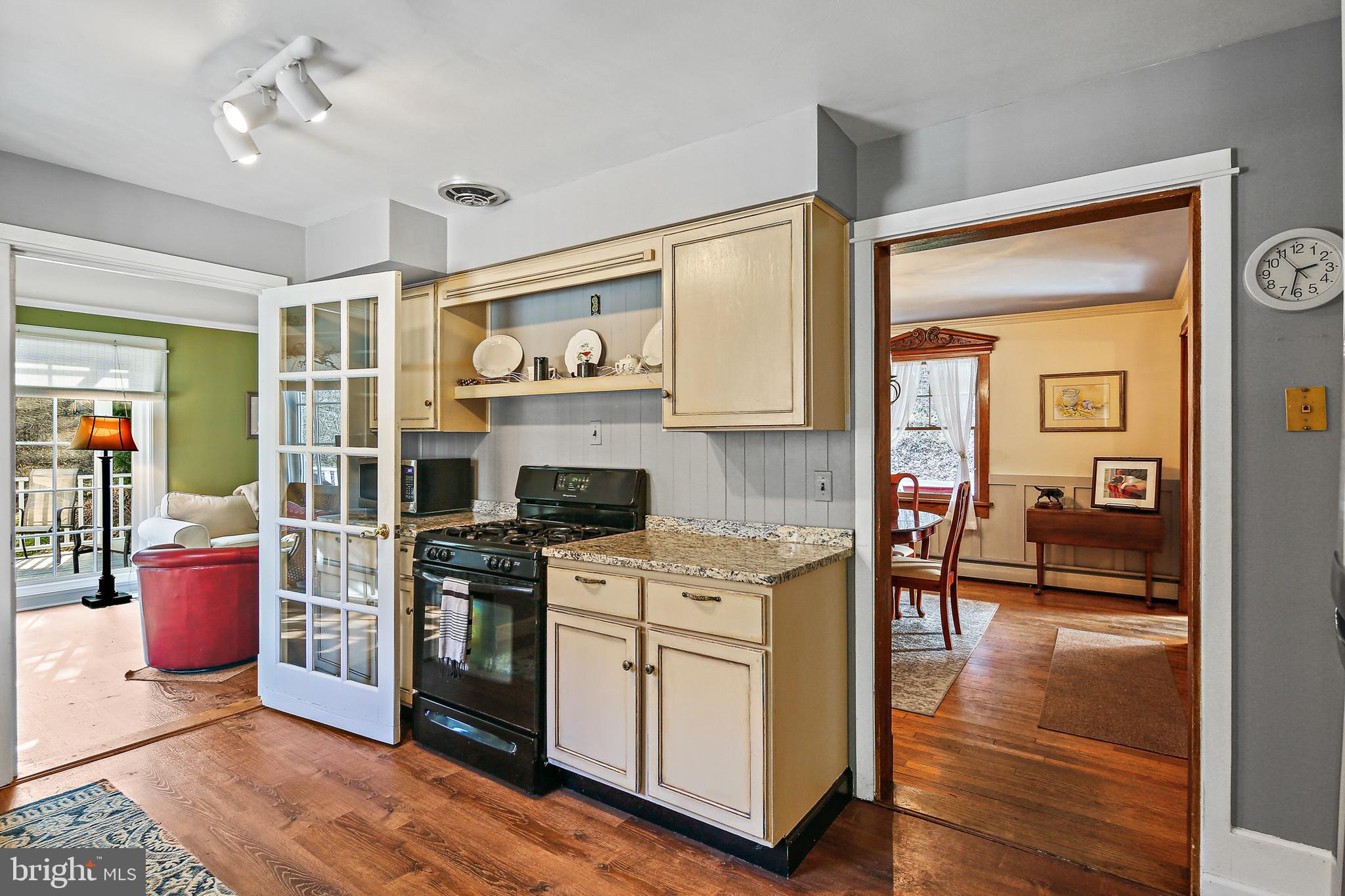 WHITE HALL - Residential