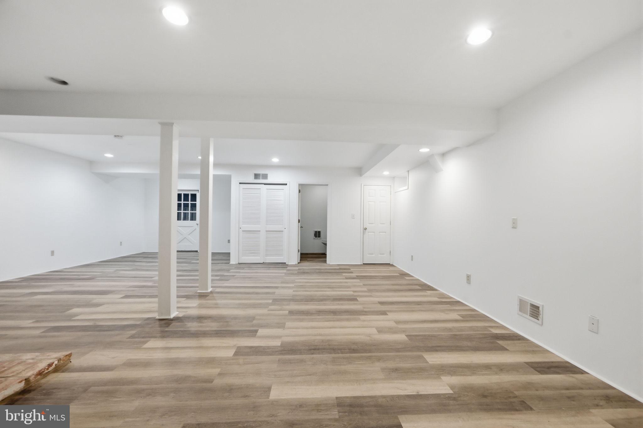 POOLESVILLE OUTSIDE - Residential