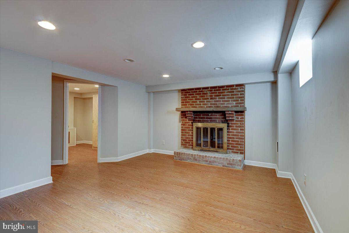 LIVINGSTON OAKS - Residential Lease