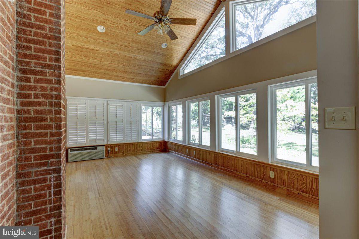 LIVINGSTON OAKS - Residential Lease