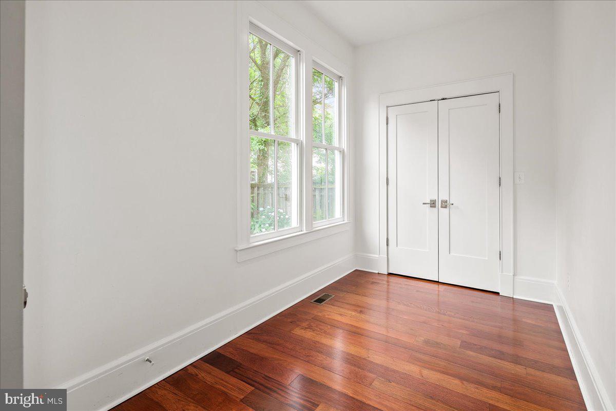 LYON VILLAGE - Residential