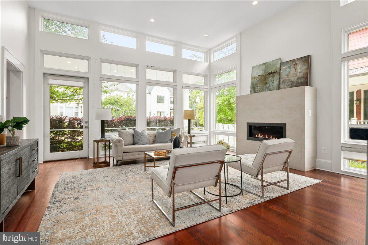 LYON VILLAGE - Residential