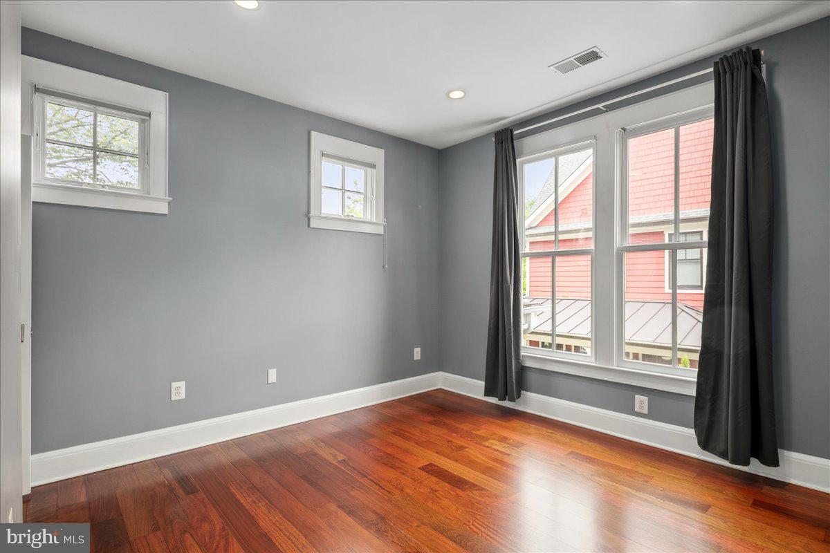 LYON VILLAGE - Residential