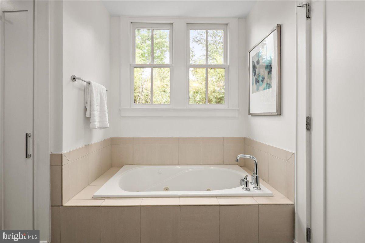 LYON VILLAGE - Residential