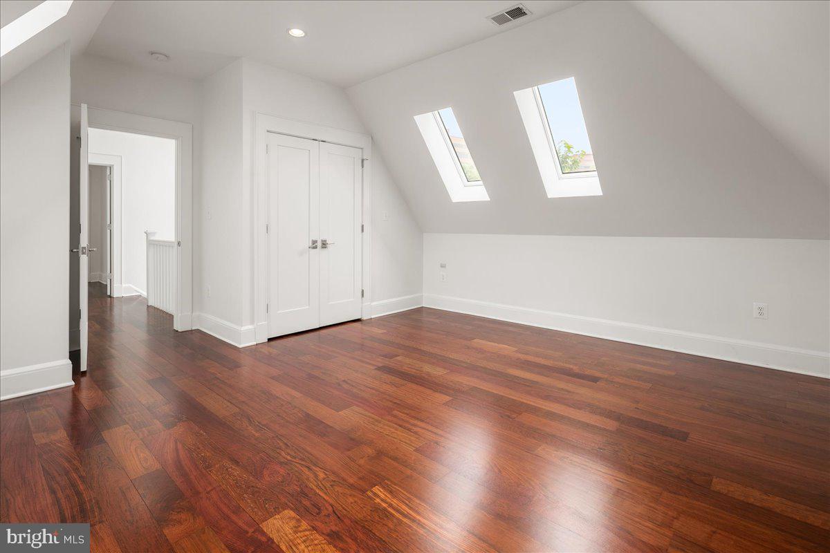 LYON VILLAGE - Residential