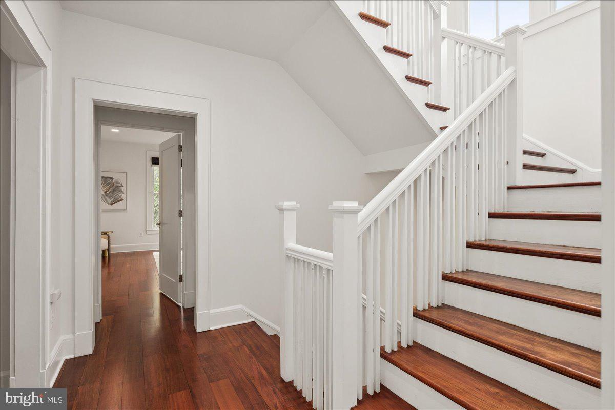 LYON VILLAGE - Residential