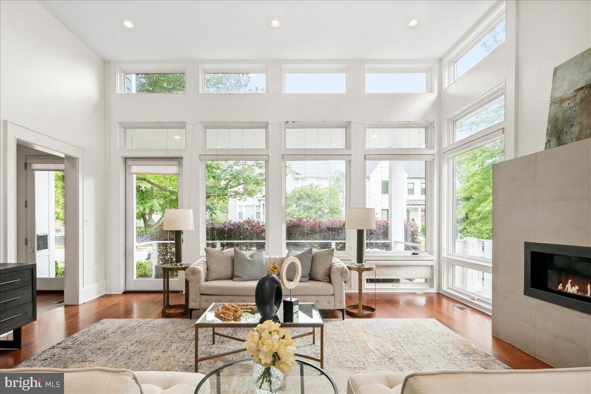 LYON VILLAGE - Residential