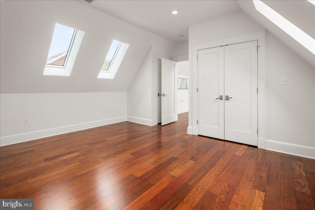 LYON VILLAGE - Residential