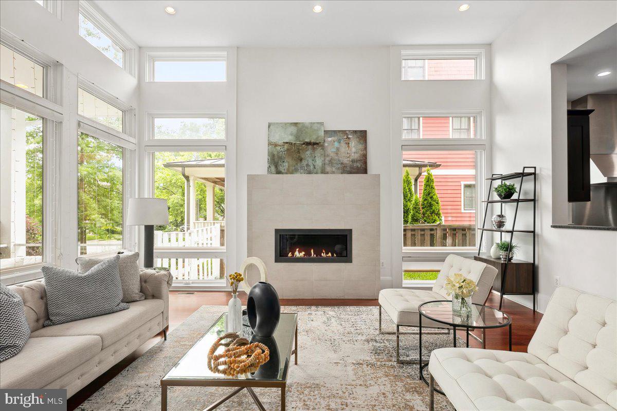 LYON VILLAGE - Residential