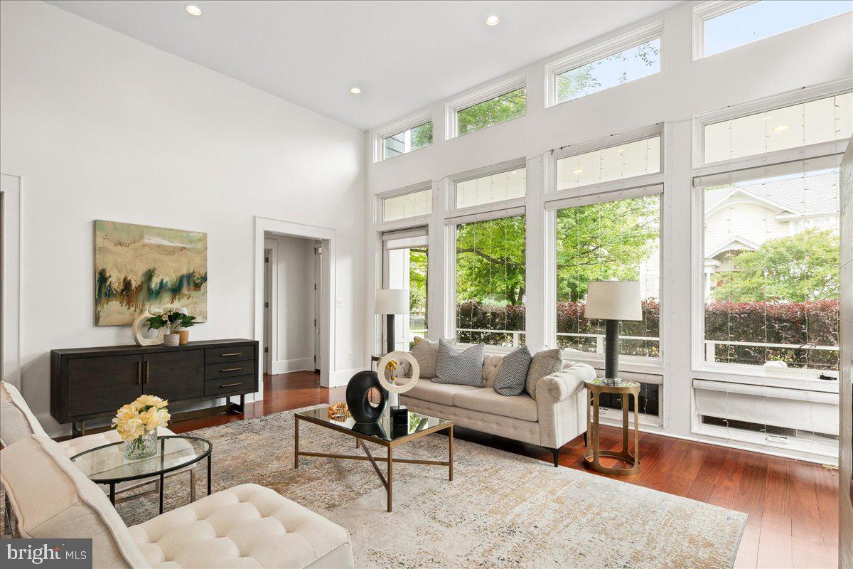 LYON VILLAGE - Residential