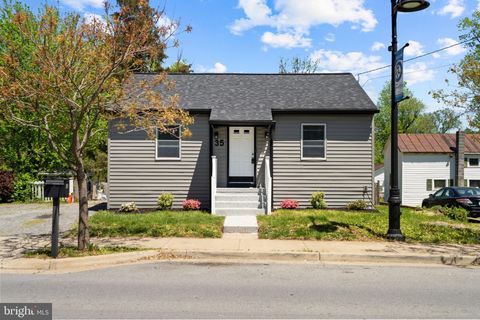 35 E BROAD WAY LOVETTSVILLE VA 20180