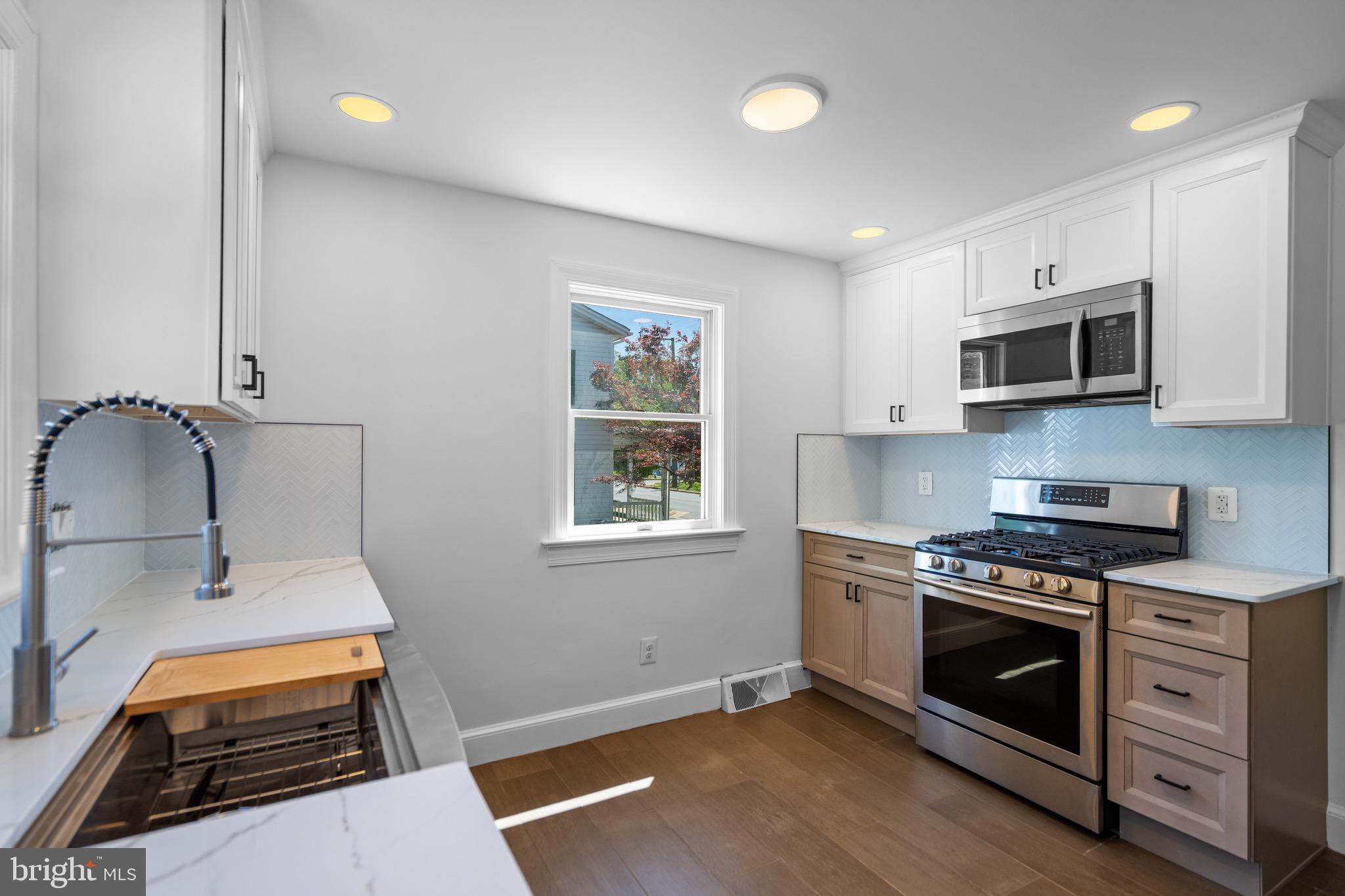 35 E BROAD WAY