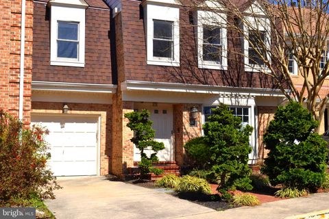 Photo of 7407 Crestberry Lane, BETHESDA, MD 20817 (MLS # MDMC2211866)