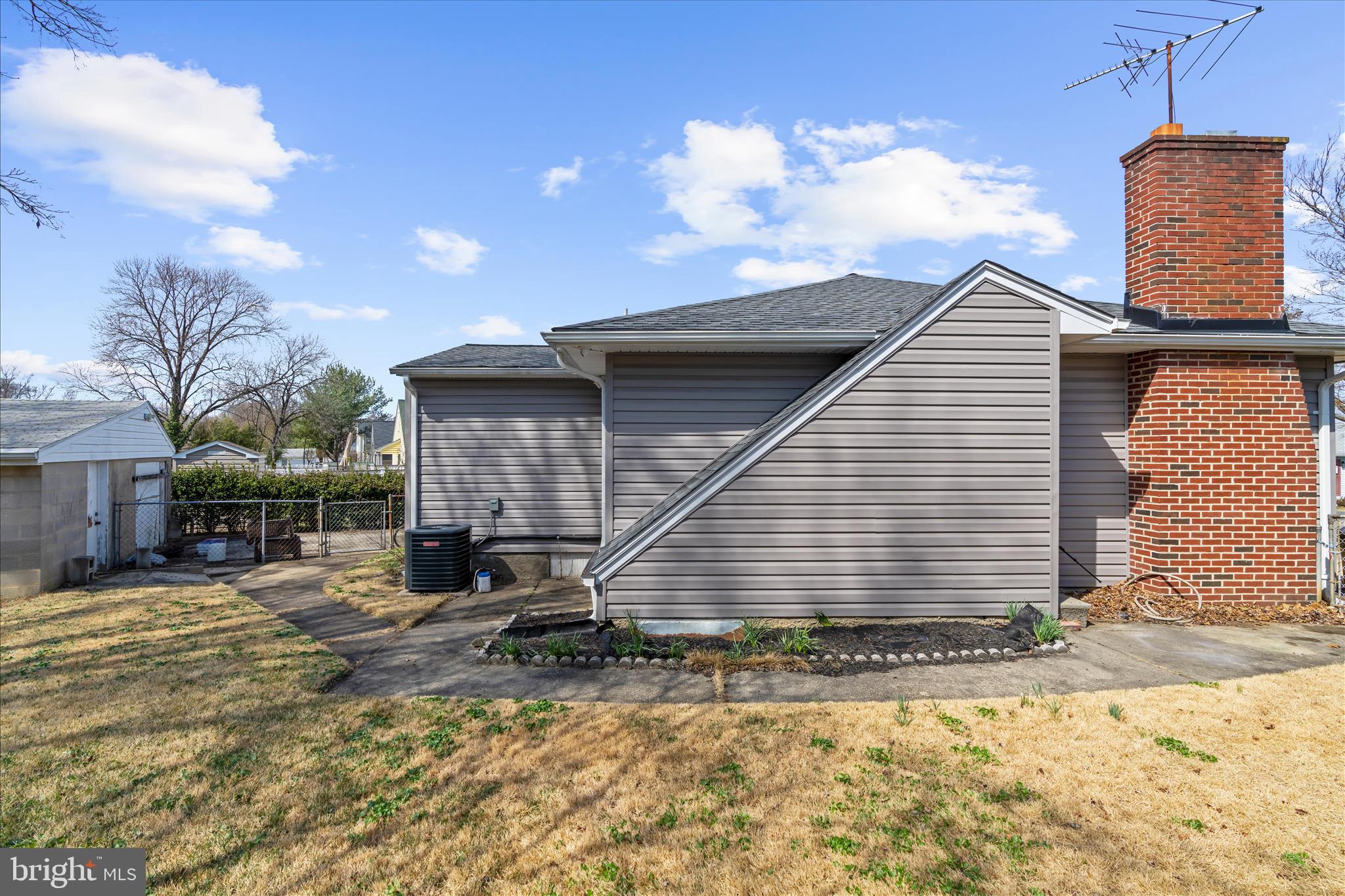 COLONIAL DRIVE - Residential