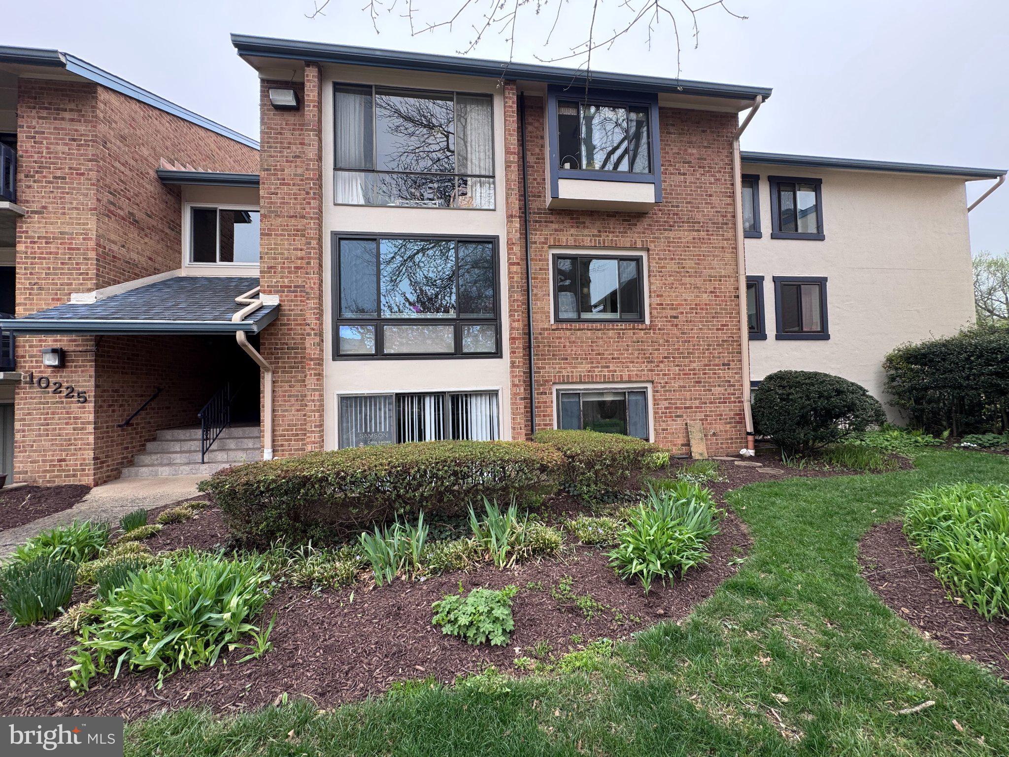 VISTAS OF VIENNA CONDOMINIUMS - Residential