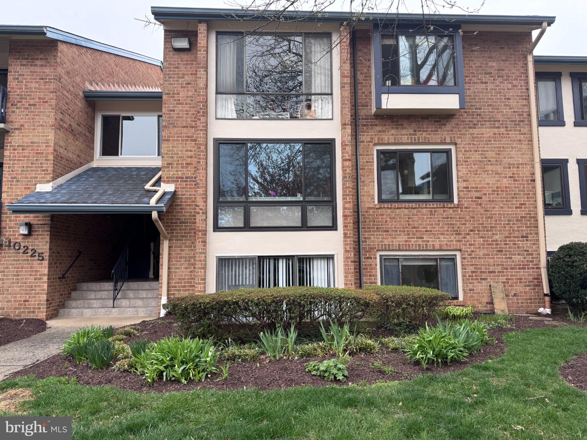 VISTAS OF VIENNA CONDOMINIUMS - Residential