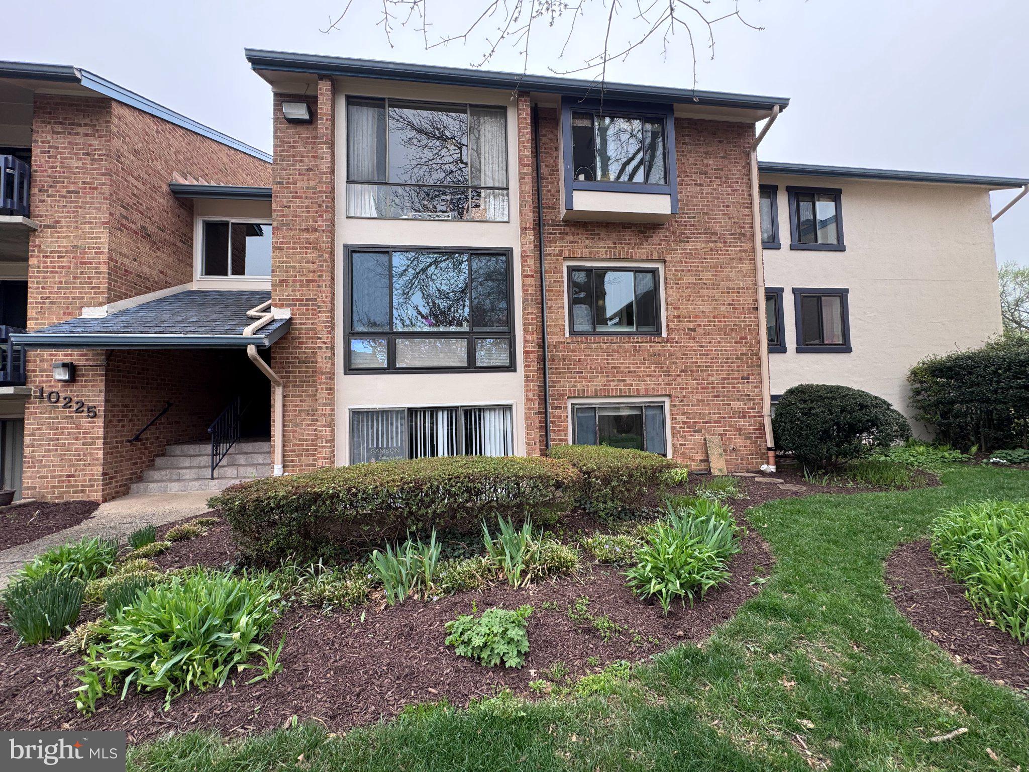 VISTAS OF VIENNA CONDOMINIUMS - Residential