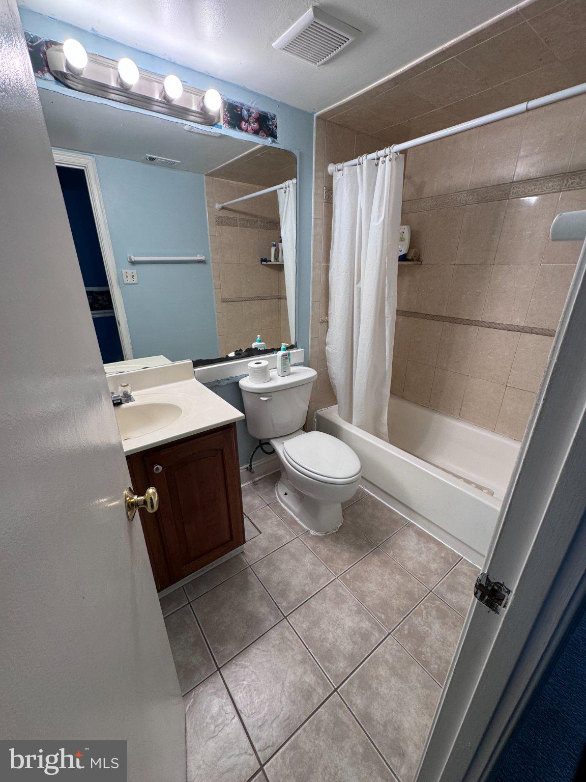 VISTAS OF VIENNA CONDOMINIUMS - Residential