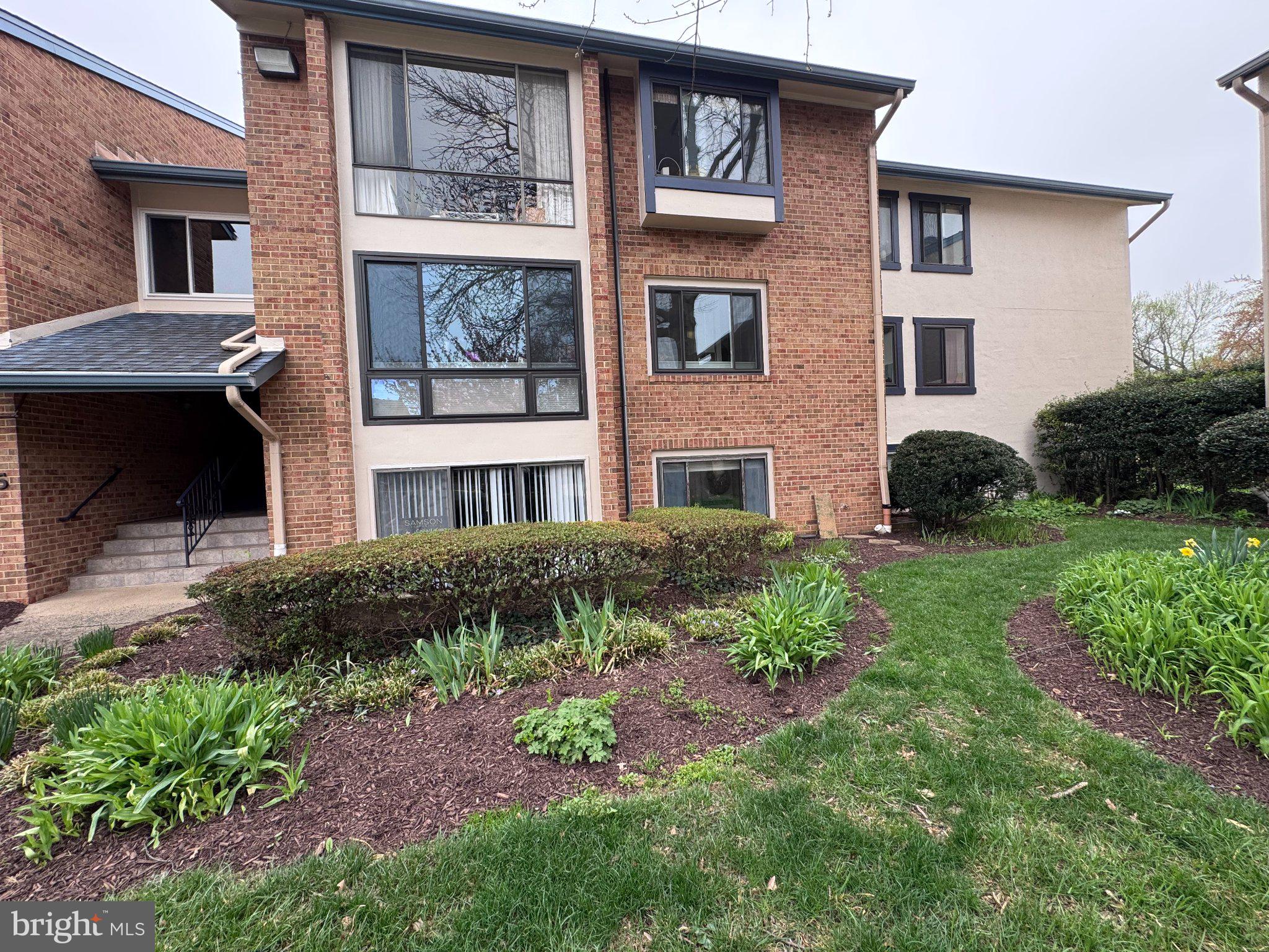 VISTAS OF VIENNA CONDOMINIUMS - Residential